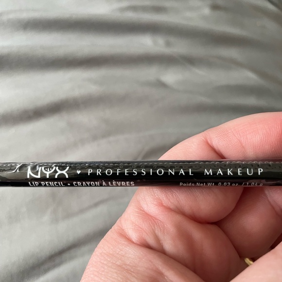 NIB NYX Lip pencil in Ever - Picture 3 of 4